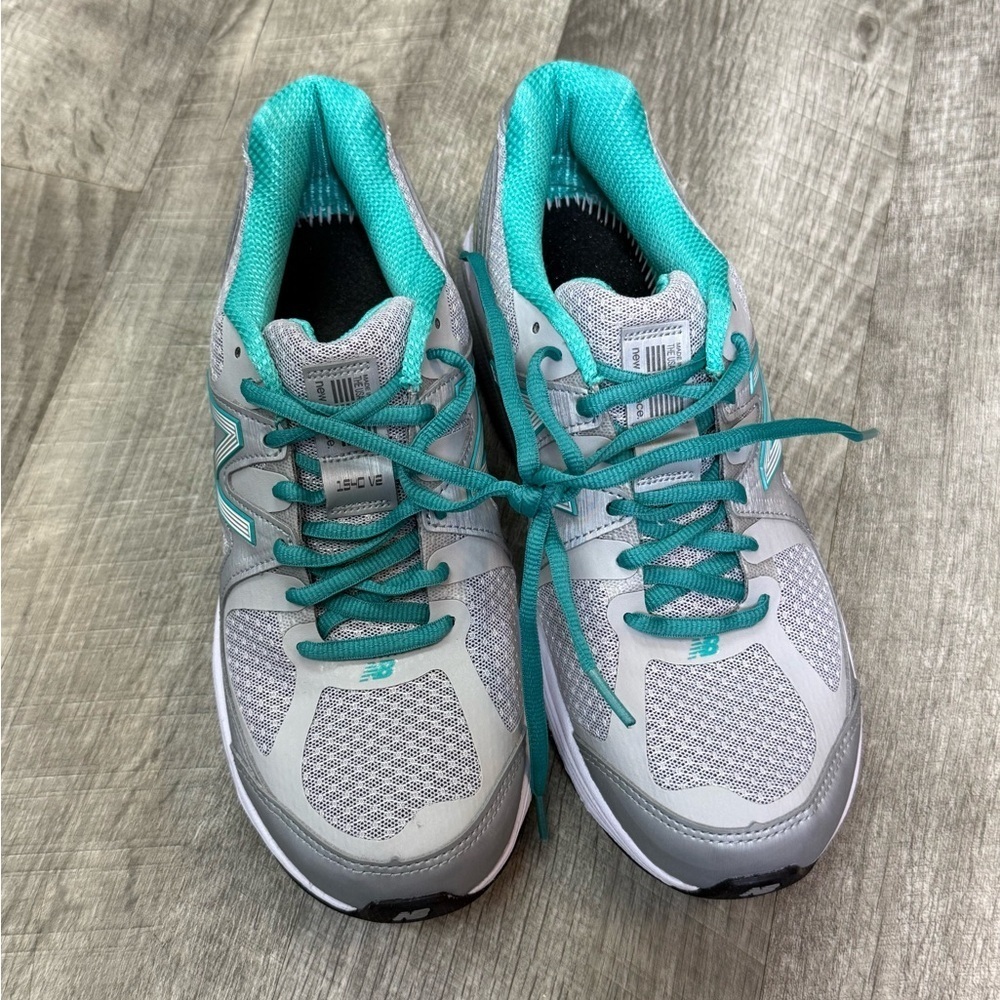 New Balance Women's Athletic Shoes in Gray and Teal Size 8 1/2